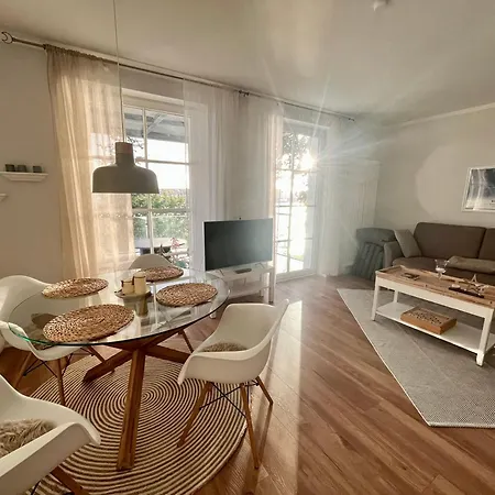 Traumwohnung Mit Stadthafen-panorama! Zwei Schlafzimmer, Parkplatz *