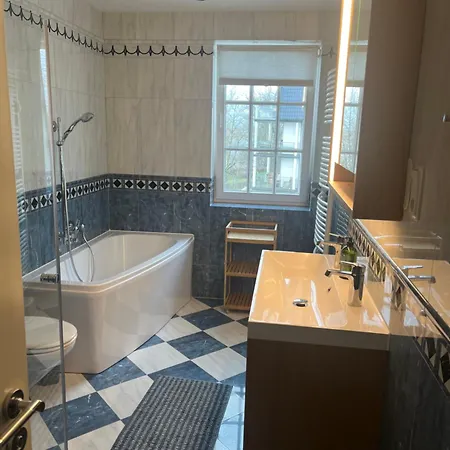 Traumwohnung Mit Stadthafen-panorama! Zwei Schlafzimmer, Parkplatz Apartment *